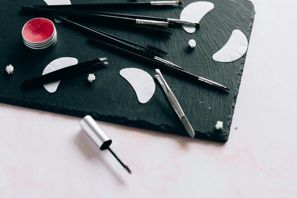 Quelles astuces pour accessoiriser une tenue féminine classique ?