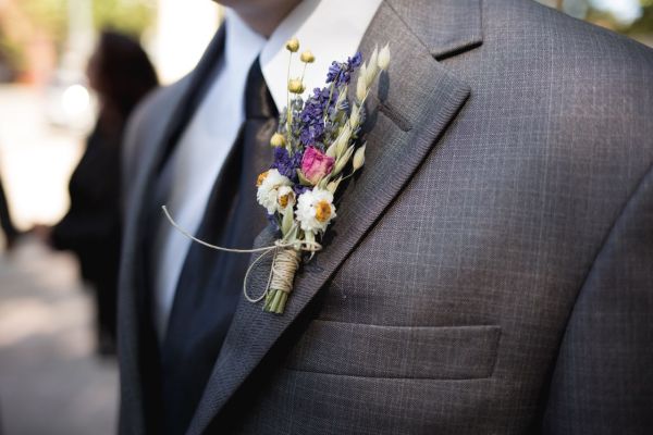 Boutonnière fleur séchée : élégance et durabilité garanties